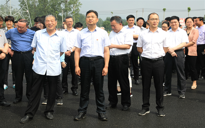 縣委領(lǐng)導(dǎo)到公司項(xiàng)目建設(shè)現(xiàn)場(chǎng)進(jìn)行觀摩點(diǎn)評(píng)大.jpg 縣委領(lǐng)導(dǎo)到公司項(xiàng)目建設(shè)現(xiàn)場(chǎng)進(jìn)行觀摩點(diǎn)評(píng)大.jpg