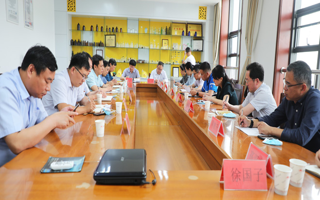 市人民銀行副行長(zhǎng)劉潔來(lái)公司座談參觀大.jpg 市人民銀行副行長(zhǎng)劉潔來(lái)公司座談參觀大.jpg